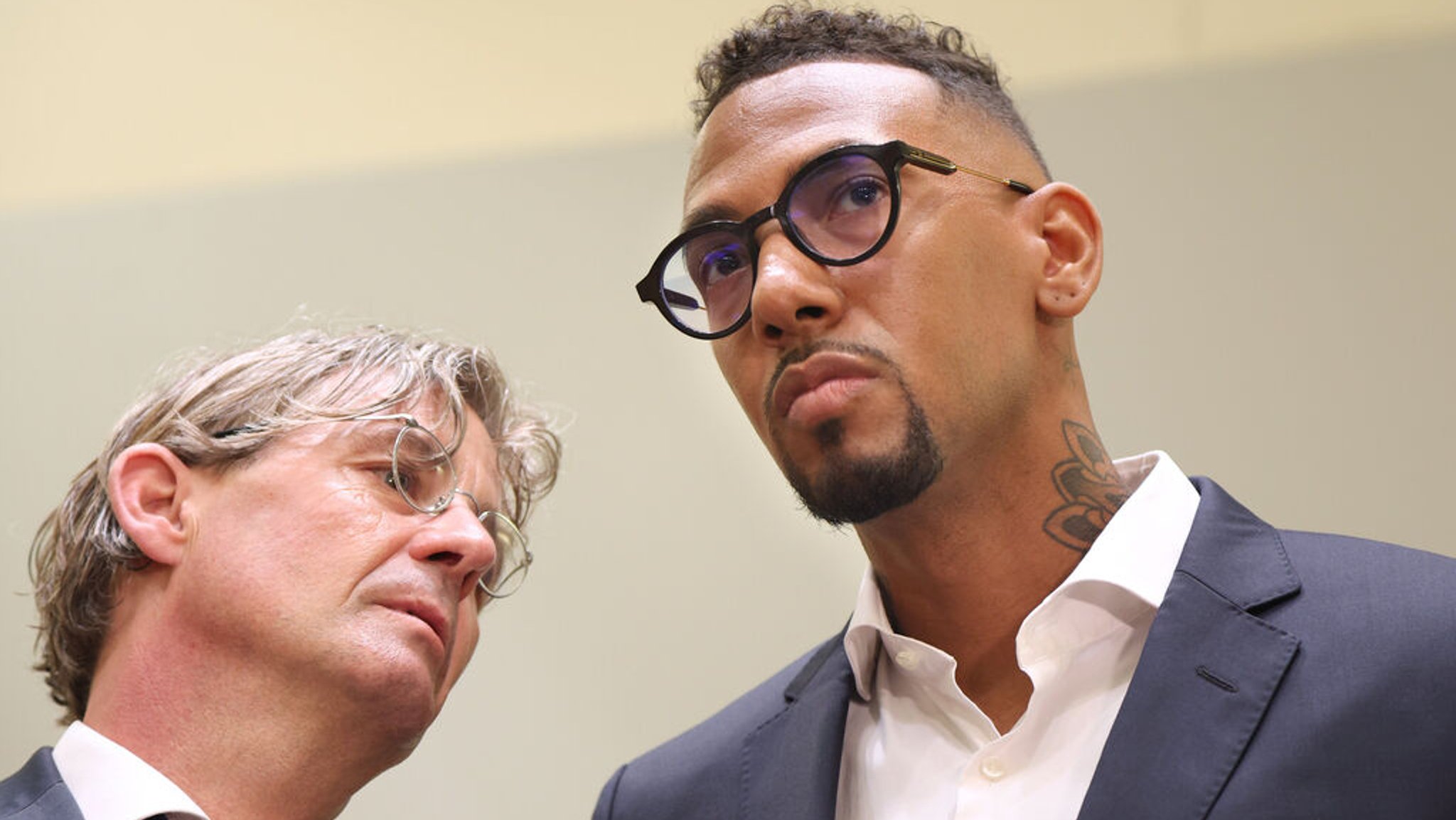 21.06.2024, Bayern, München: Jérôme Boateng, Fußball-Profi, steht im Landgericht neben seinem Anwalt Leonard Walischewski (l) in der Anklagebank. Vor dem Landgericht München I geht am Freitag (21.06.2024) der Prozess um Körperverletzung gegen Fußball-Profi Jérôme Boateng weiter. Foto: Karl-Josef Hildenbrand/dpa +++ dpa-Bildfunk +++