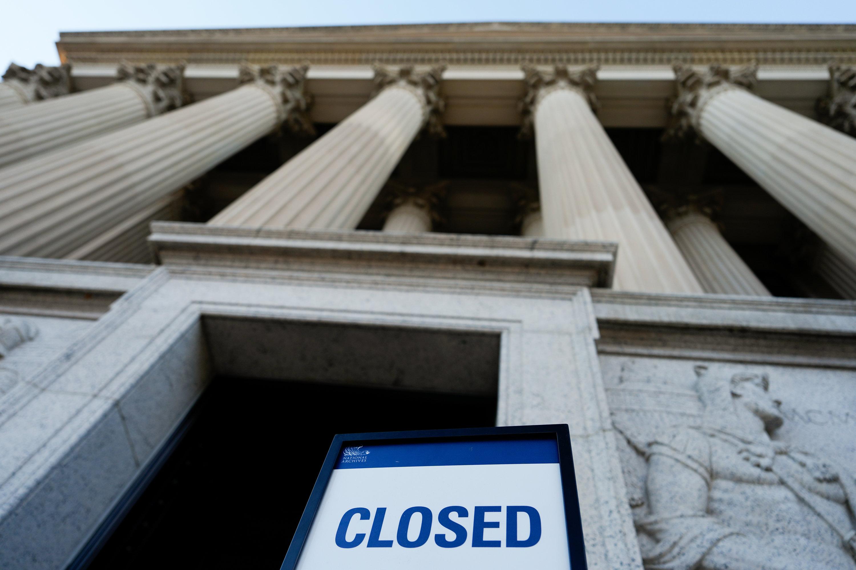 Ein Schild mit der Aufschrift "Closed" (dt: geschlossen) steht am ersten Tag des Shutdowns vor dem Nationalarchiv in Washington.