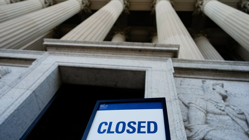Ein Schild mit der Aufschrift "Closed" (dt: geschlossen) steht am ersten Tag des Shutdowns vor dem Nationalarchiv in Washington. | Bild: dpa-Bildfunk/Julia Demaree Nikhinson Ein Schild mit der Aufschrift "Closed" (dt: geschlossen) steht am ersten Tag des Shutdowns vor dem Nationalarchiv in Washington.