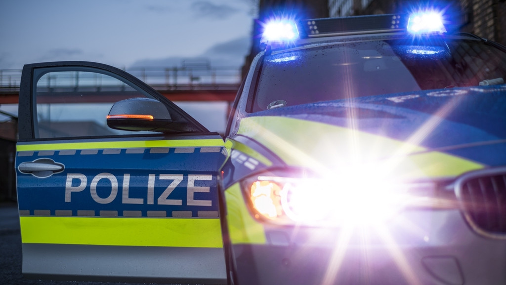 Ein Streifenwagen der Polizei mit eingeschaltetem Blaulicht. (Symbolbild)