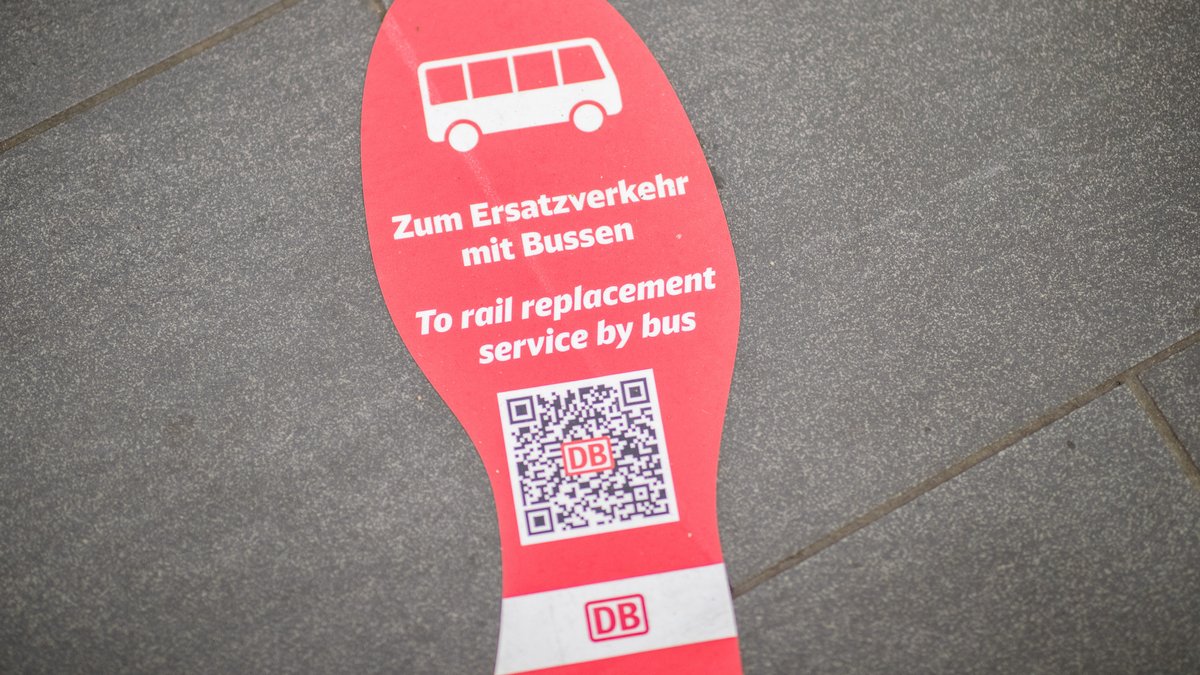 Ein überdimensionaler Hinweis-Fußstapfen mit der Aufschrift "Zum Ersatzverkehr mit Bussen" klebt auf dem Boden (Symbolbild). 