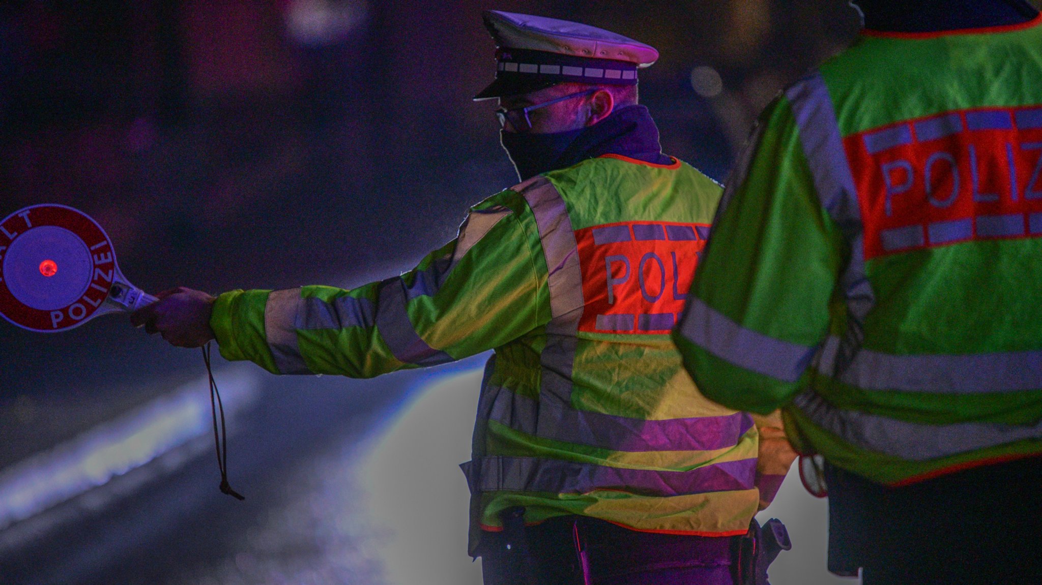 Polizist hält Wagen an