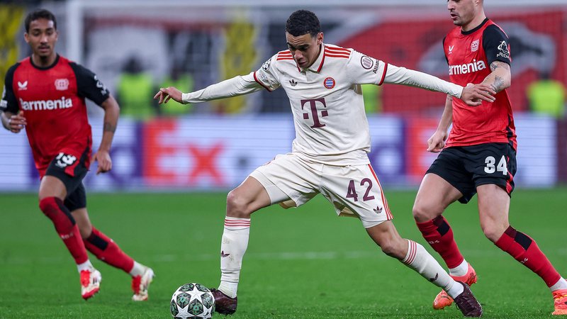 Jamal Musiala (Mitte) behauptet sich gegen Grani Xhaka (rechts) | Bild: picture-alliance / dpa Jamal Musiala (Mitte) behauptet sich gegen Grani Xhaka (rechts)