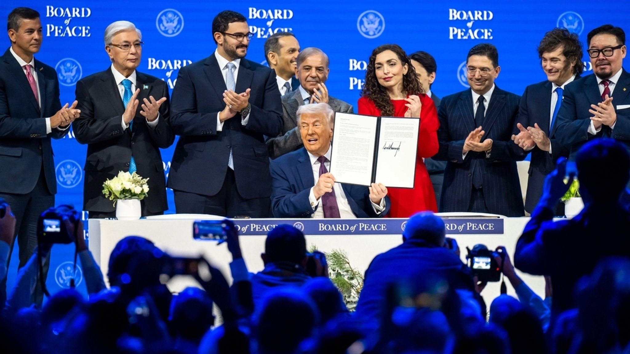 US-Präsident Donald Trump hält in Davos eine unterzeichnete Gründungsurkunde hoch.