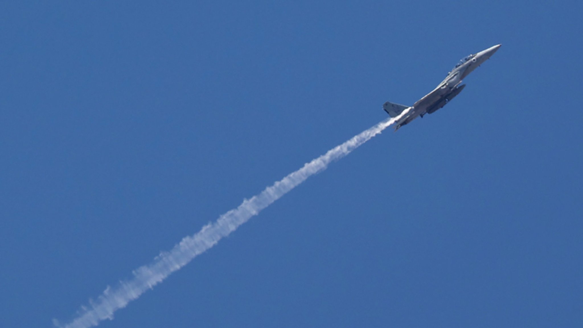 Symbolbild Angriff der israelischen Armee. ARCHIV (30.09.2024) Israel, Tel Aviv: Ein israelischer Kampfjet von einem Luftwaffenstützpunkt in Zentralisrael aus gesehen. 