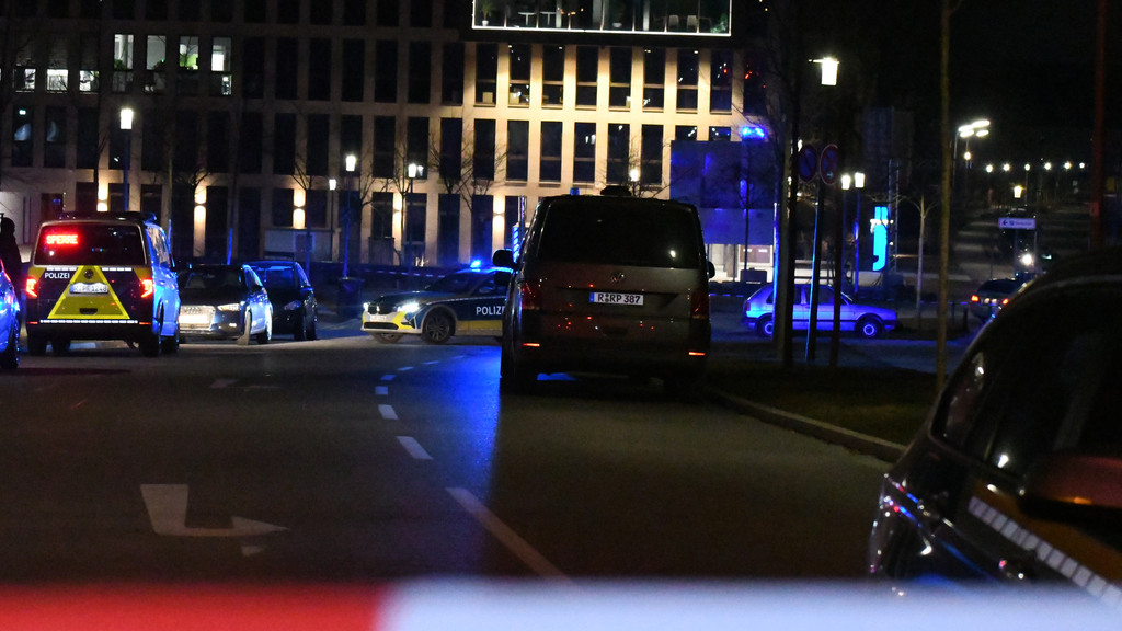 Ein Beamter der Regensburger Polizei musste von der Waffe gebrauch machen, um einen flüchtigen Raser zu stoppen. 