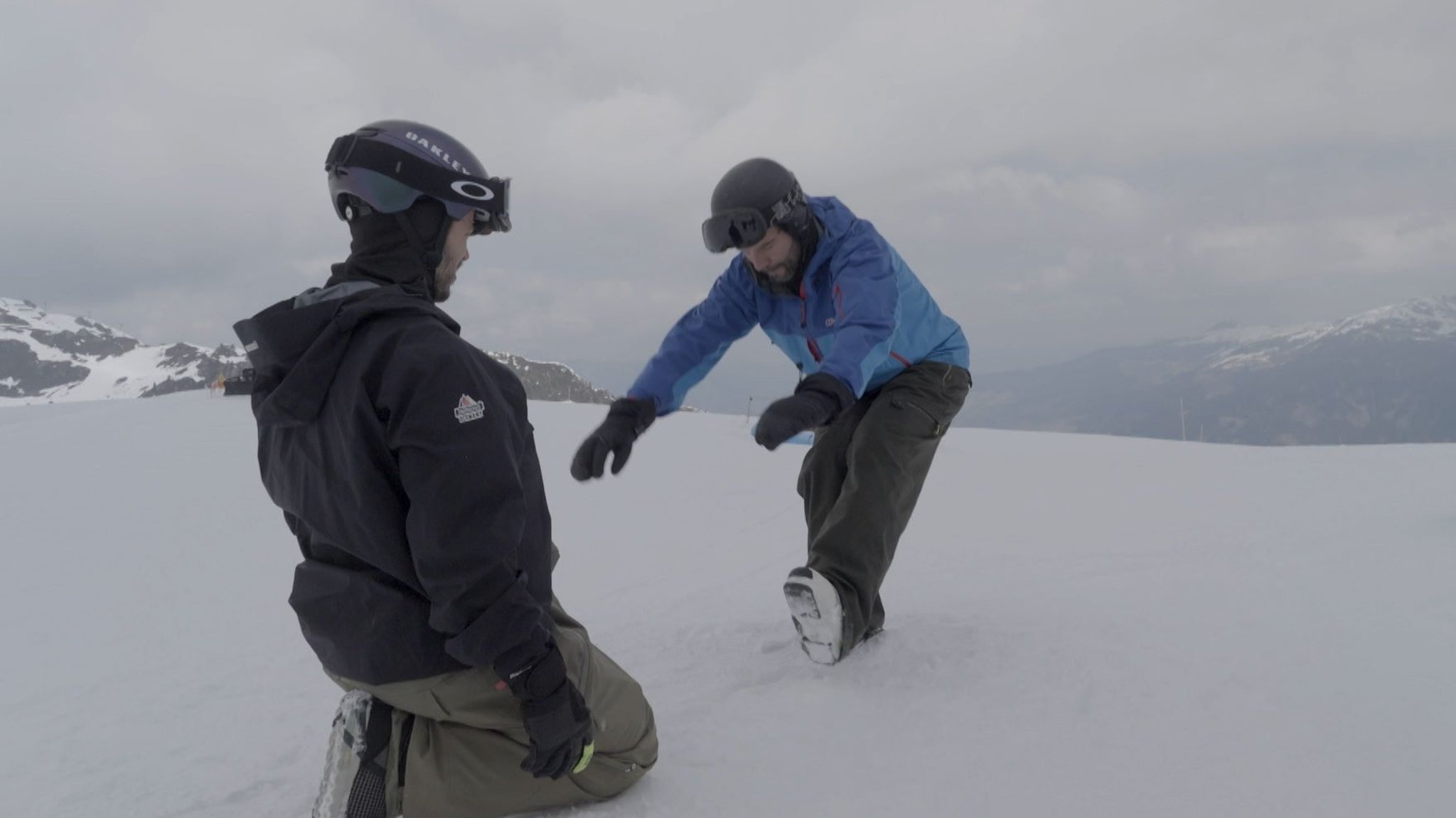 Freestyle-Trainer Michael Dammert überwacht das Aufwärmprogramm von BR-Reporter Alex Brutscher