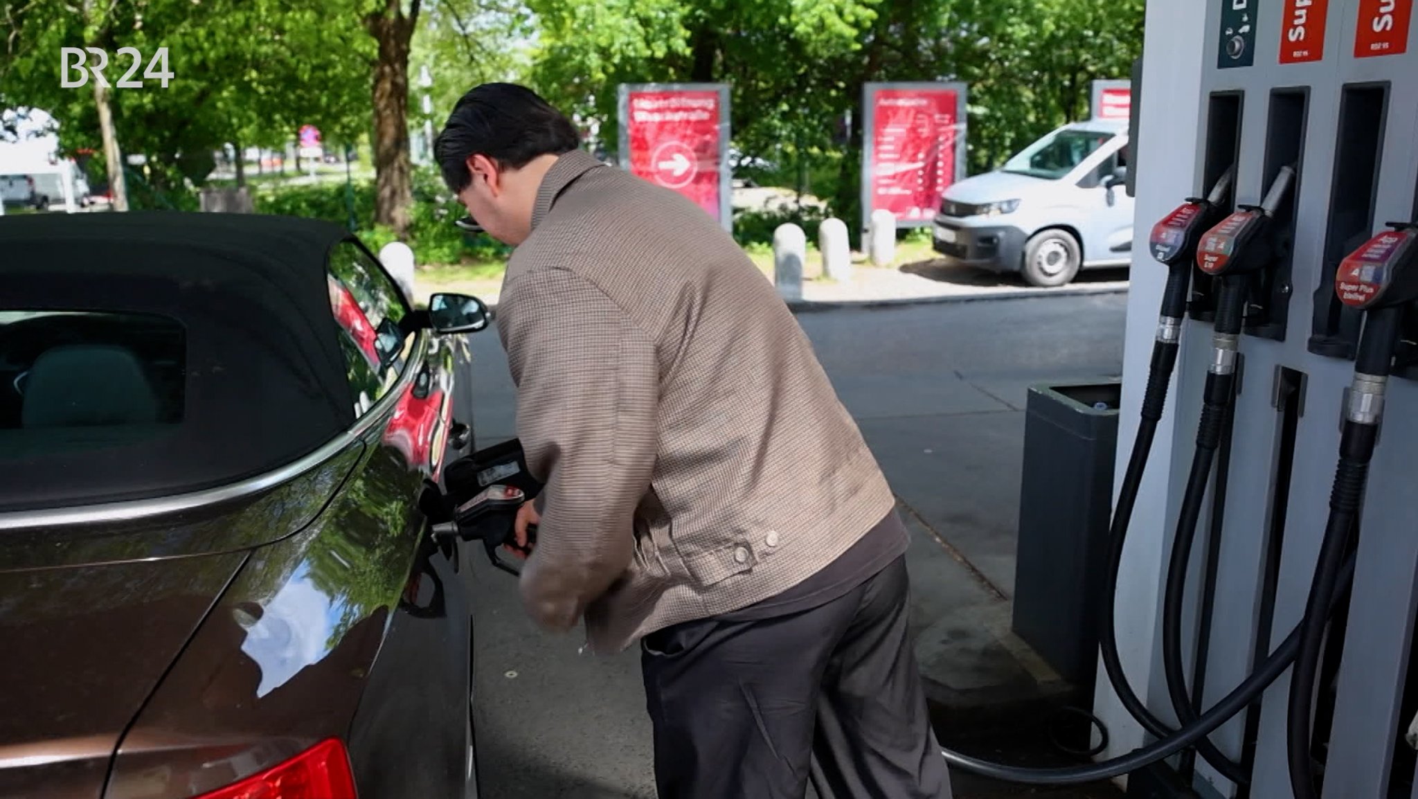 Mann beim Tanken