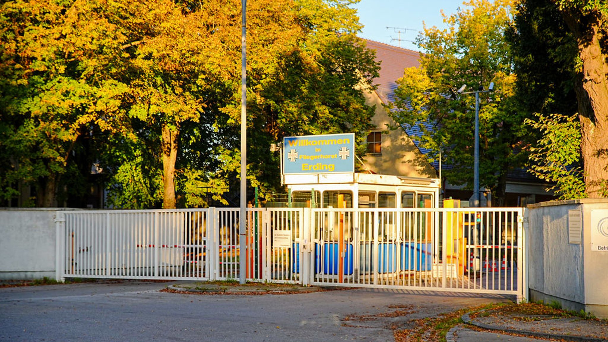 03.10.2025, Bayern, Erding: Eingangstor von dem Fliegerhorst der Bundeswehr in Erding. Foto: Enrique Kaczor/onw-images/dpa +++ dpa-Bildfunk +++ | Bild: dpa-Bildfunk/Enrique Kaczor 03.10.2025, Bayern, Erding: Eingangstor von dem Fliegerhorst der Bundeswehr in Erding. Foto: Enrique Kaczor/onw-images/dpa +++ dpa-Bildfunk +++