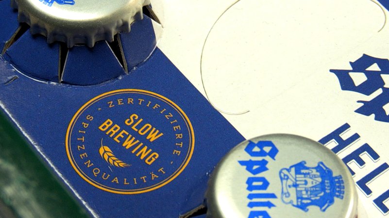 "Slow Brewing"-Siegel auf einem Bierkarton | Bild: BR/Vera Held "Slow Brewing"-Siegel auf einem Bierkarton