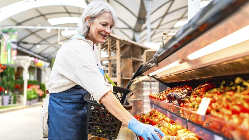 Eine ältere Frau arbeitet in einem Supermarkt (Archiv- und Symbolbild) | Bild: picture alliance / imageBROKER|Unai Huizi Eine ältere Frau arbeitet in einem Supermarkt (Archiv- und Symbolbild)
