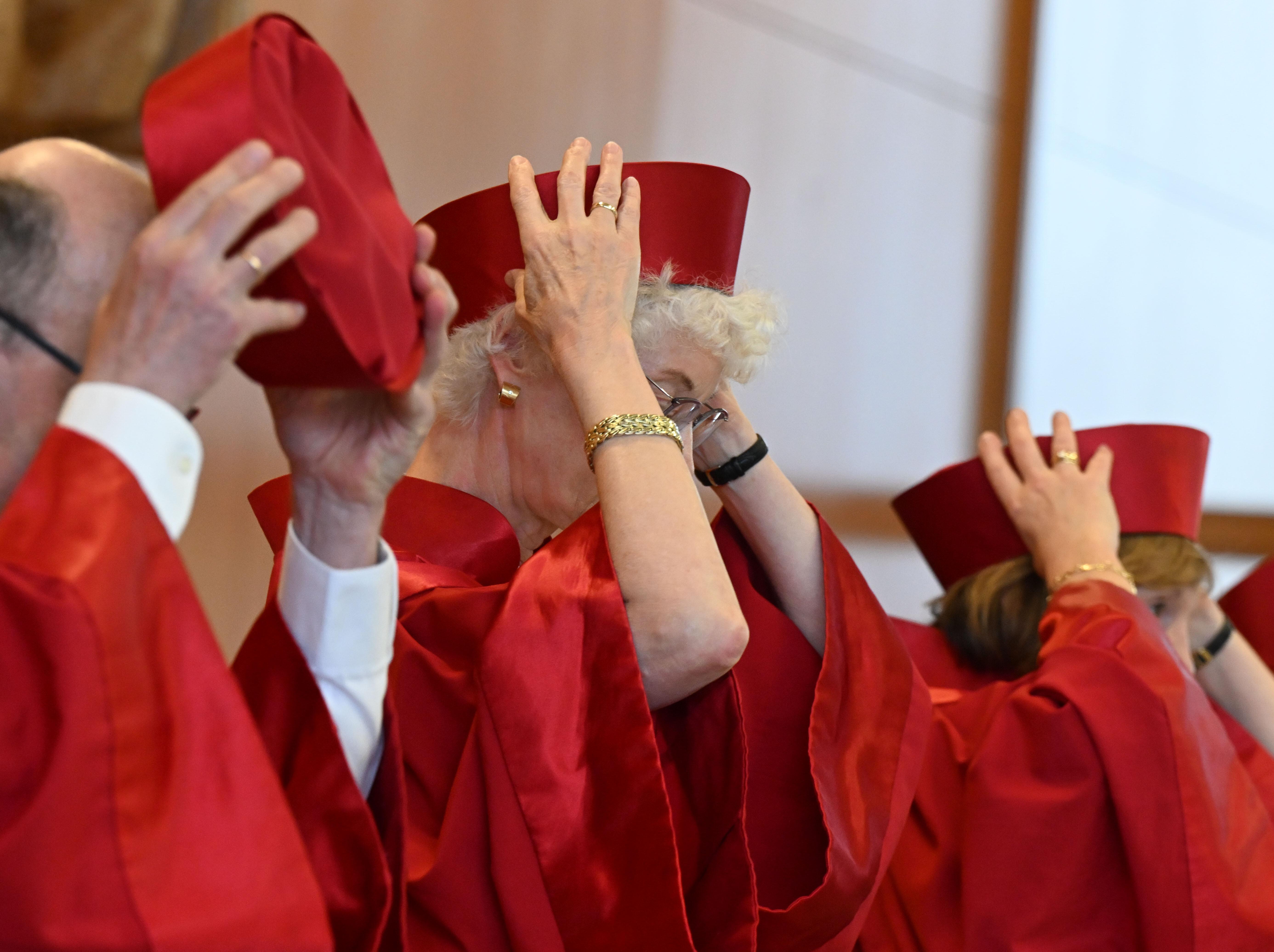 Der Zweite Senat des Bundesverfassungsgerichts, (l-r), Ulrich Maidowski, Doris König (Vizepräsidentin), Christine Langenfeld, verkündet das Urteil zu US-Drohneneinsätzen via Ramstein.