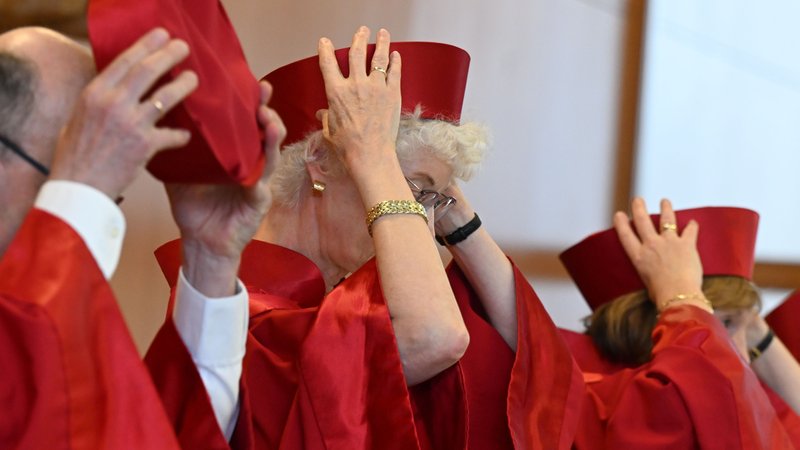 Der Zweite Senat des Bundesverfassungsgerichts, (l-r), Ulrich Maidowski, Doris König (Vizepräsidentin), Christine Langenfeld, verkündet das Urteil zu US-Drohneneinsätzen via Ramstein. | Bild: picture alliance/dpa | Uli Deck Der Zweite Senat des Bundesverfassungsgerichts, (l-r), Ulrich Maidowski, Doris König (Vizepräsidentin), Christine Langenfeld, verkündet das Urteil zu US-Drohneneinsätzen via Ramstein.