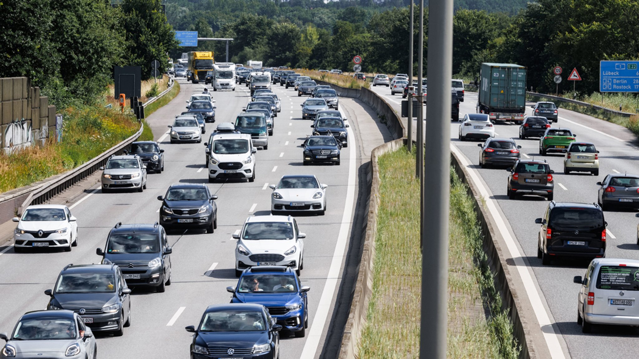 Mehrere Autos fahren auf einer Autobahn.