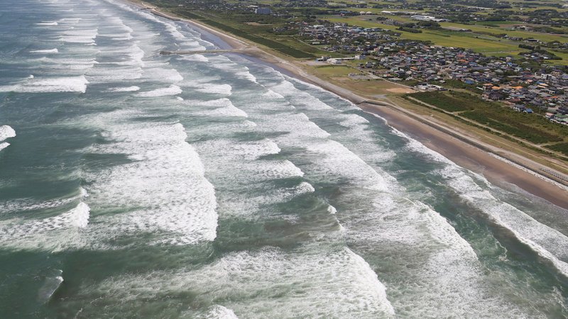Wellen an der Küste der japanischen Stadt Sosa am 30.7.25 | Bild: pa/ASSOCIATED PRESS/Toshiyuki Kon Wellen an der Küste der japanischen Stadt Sosa am 30.7.25