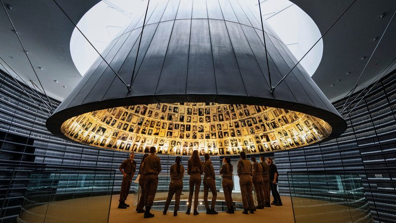 Die "Halle der Namen" bewahrt die Erinnerung an sechs Millionen ermordete Jüdinnen und Juden. Nun soll es eine Zweigstelle von Yad Vashem in München geben. | Bild: Picture Alliance/AP/Tsafrir Abayov Die "Halle der Namen" bewahrt die Erinnerung an sechs Millionen ermordete Jüdinnen und Juden. Nun soll es eine Zweigstelle von Yad Vashem in München geben.