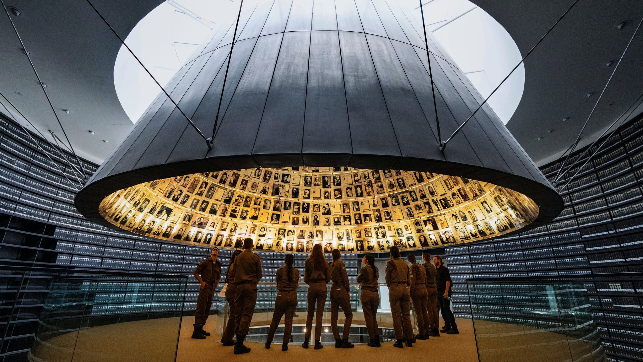 Die "Halle der Namen" bewahrt die Erinnerung an sechs Millionen ermordete Jüdinnen und Juden. Nun soll es eine Zweigstelle von Yad Vashem in München geben. | Bild: Picture Alliance/AP/Tsafrir Abayov Die "Halle der Namen" bewahrt die Erinnerung an sechs Millionen ermordete Jüdinnen und Juden. Nun soll es eine Zweigstelle von Yad Vashem in München geben.