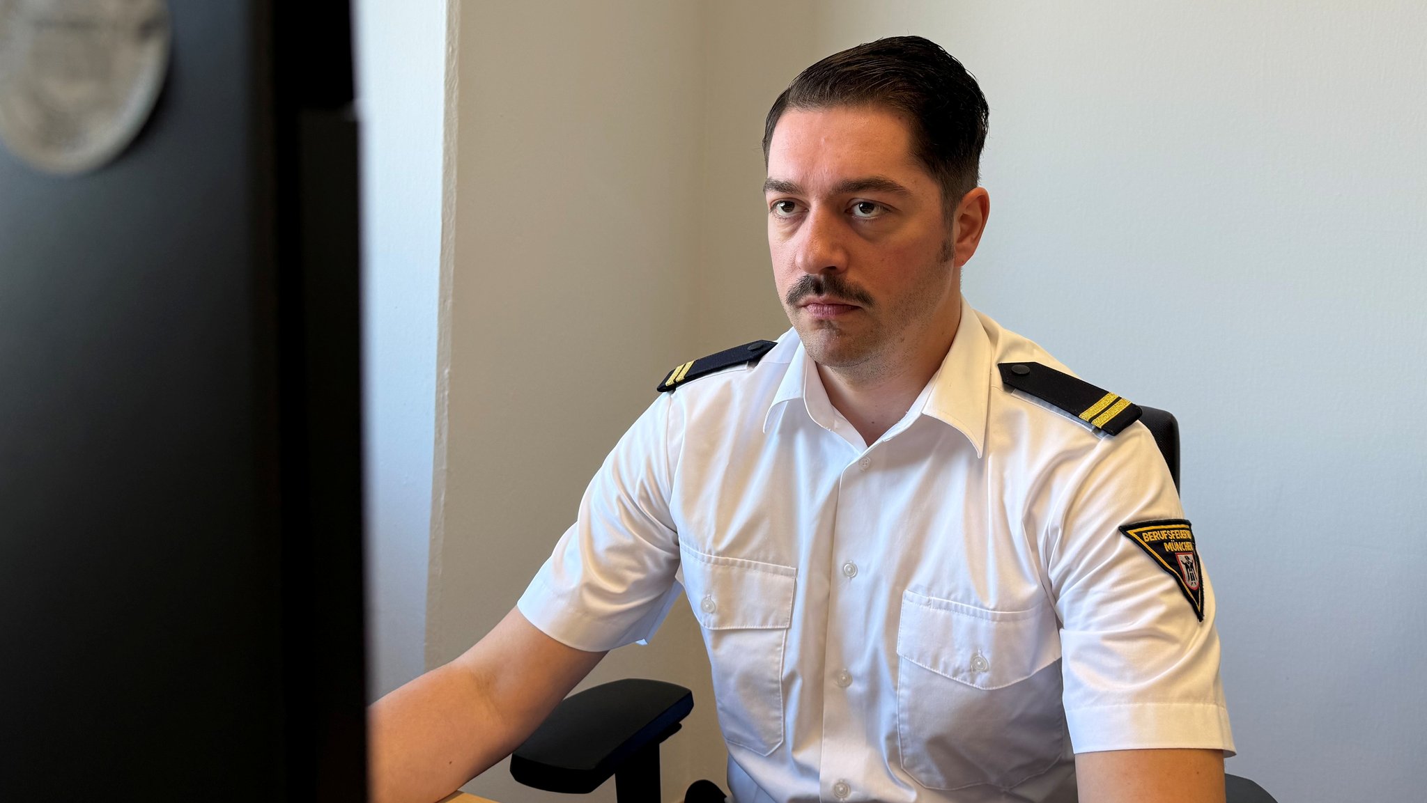 Tobias Achtsnit an seinem Schreibtisch bei der Feuerwehr München