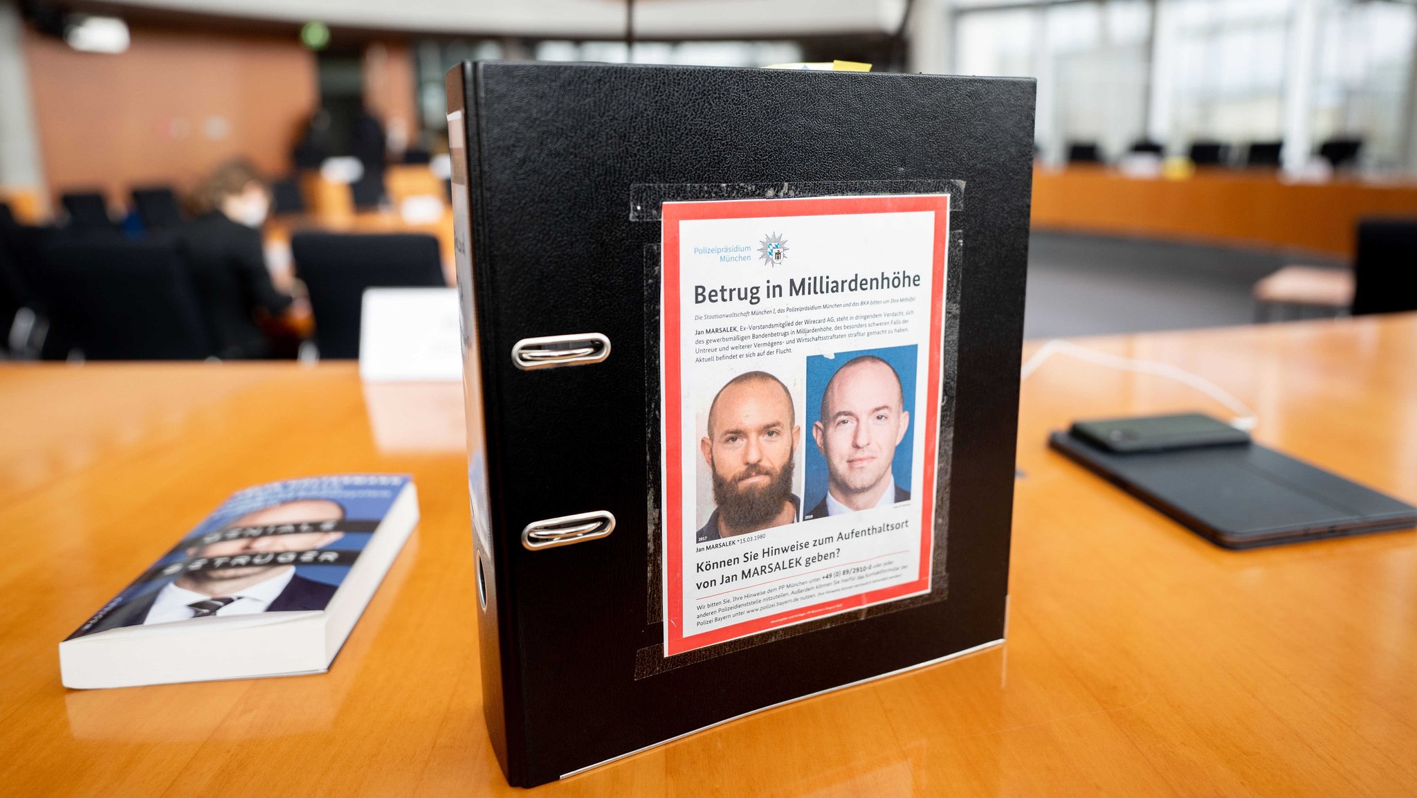 Der Aktenordner des Bundestagsabgeordneten de Masi (Die Linke) mit Fahndungsfotos des früheren Wirecard-Finanzvorstands Jan Marsalek (Archivbild) | Bild: picture alliance/dpa|Kay Nietfeld Der Aktenordner des Bundestagsabgeordneten de Masi (Die Linke) mit Fahndungsfotos des früheren Wirecard-Finanzvorstands Jan Marsalek (Archivbild)