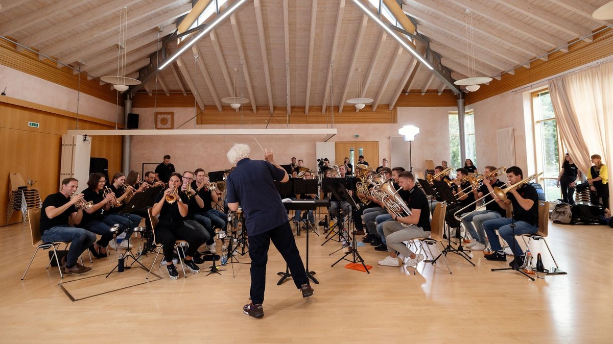 Sir Simon Rattle probte mit Blasmusikern aus Büchlberg, Benningen, Möckenlohe und Marktoberdorf für den Symphonischen Hoagascht im Juli 2024.