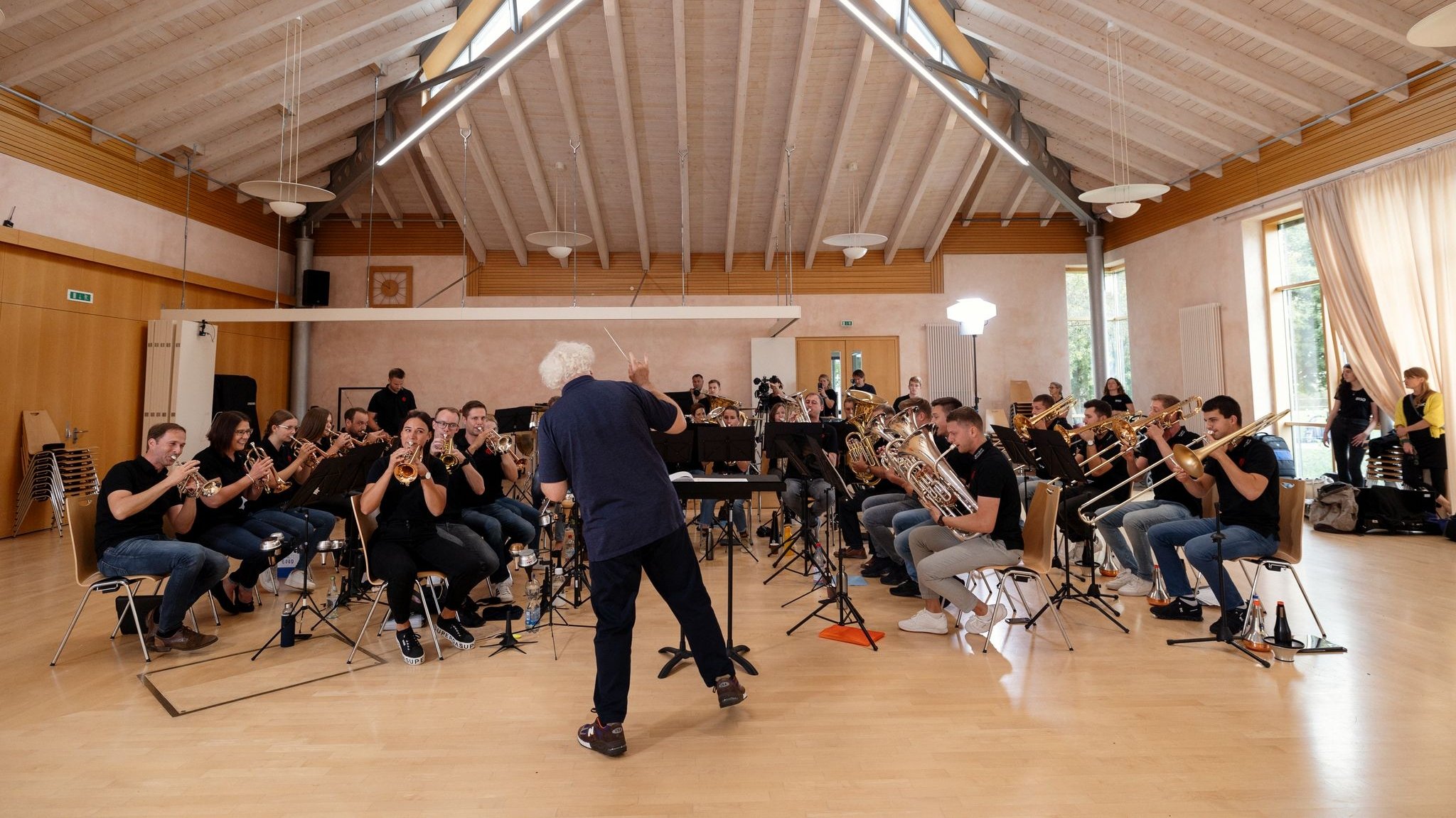 Sir Simon Rattle probte mit Blasmusikern aus Büchlberg, Benningen, Möckenlohe und Marktoberdorf für den Symphonischen Hoagascht im Juli 2024.