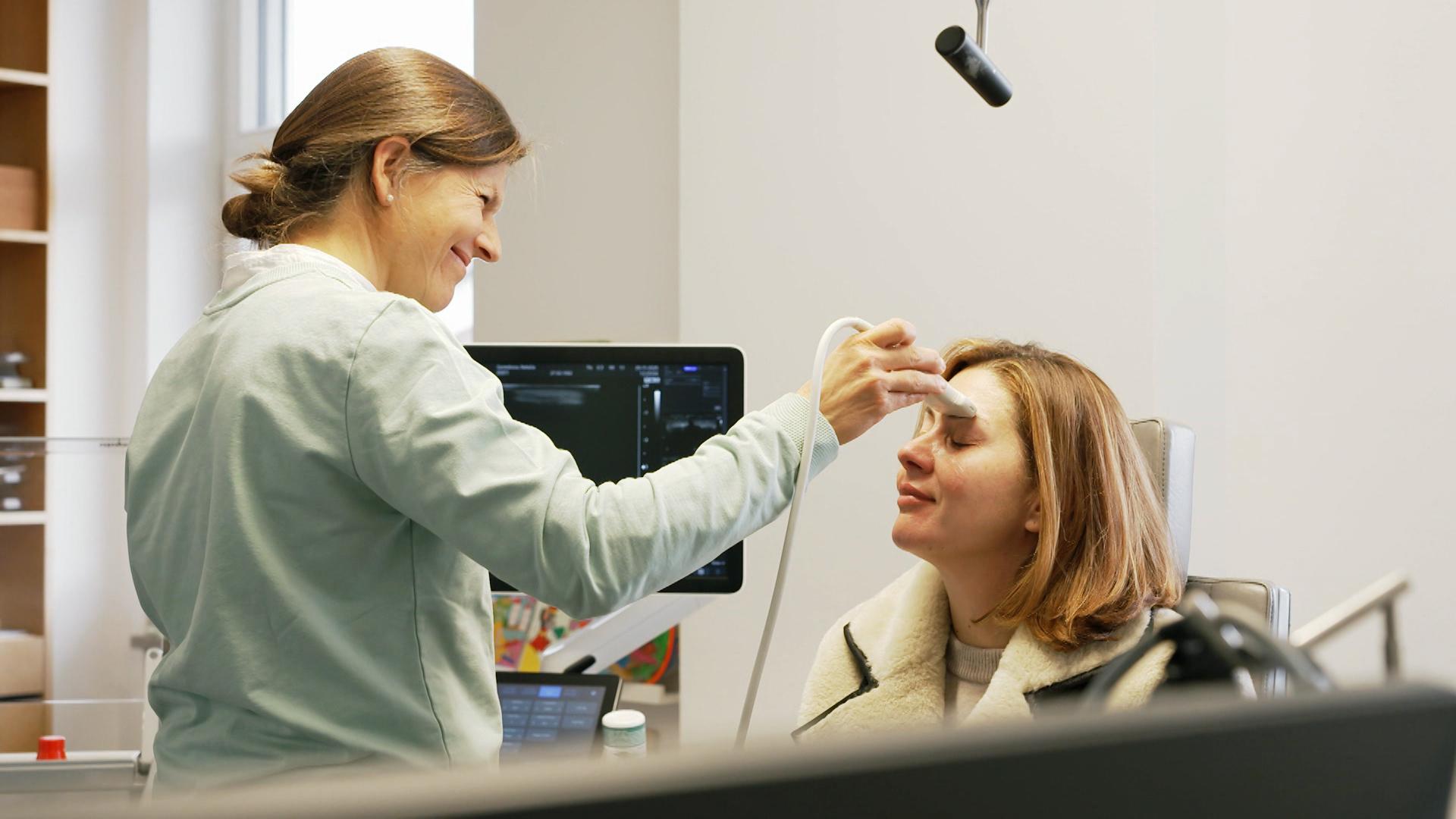 Eine exklusive BR-Auswertung von Daten der Betriebskrankenkassen (BKK) zeigt, welche Krankheiten den Krankenstand bestimmen - und in welchen Regionen Bayerns sich besonders häufig Menschen krankmelden. Eine Datenanalyse. 