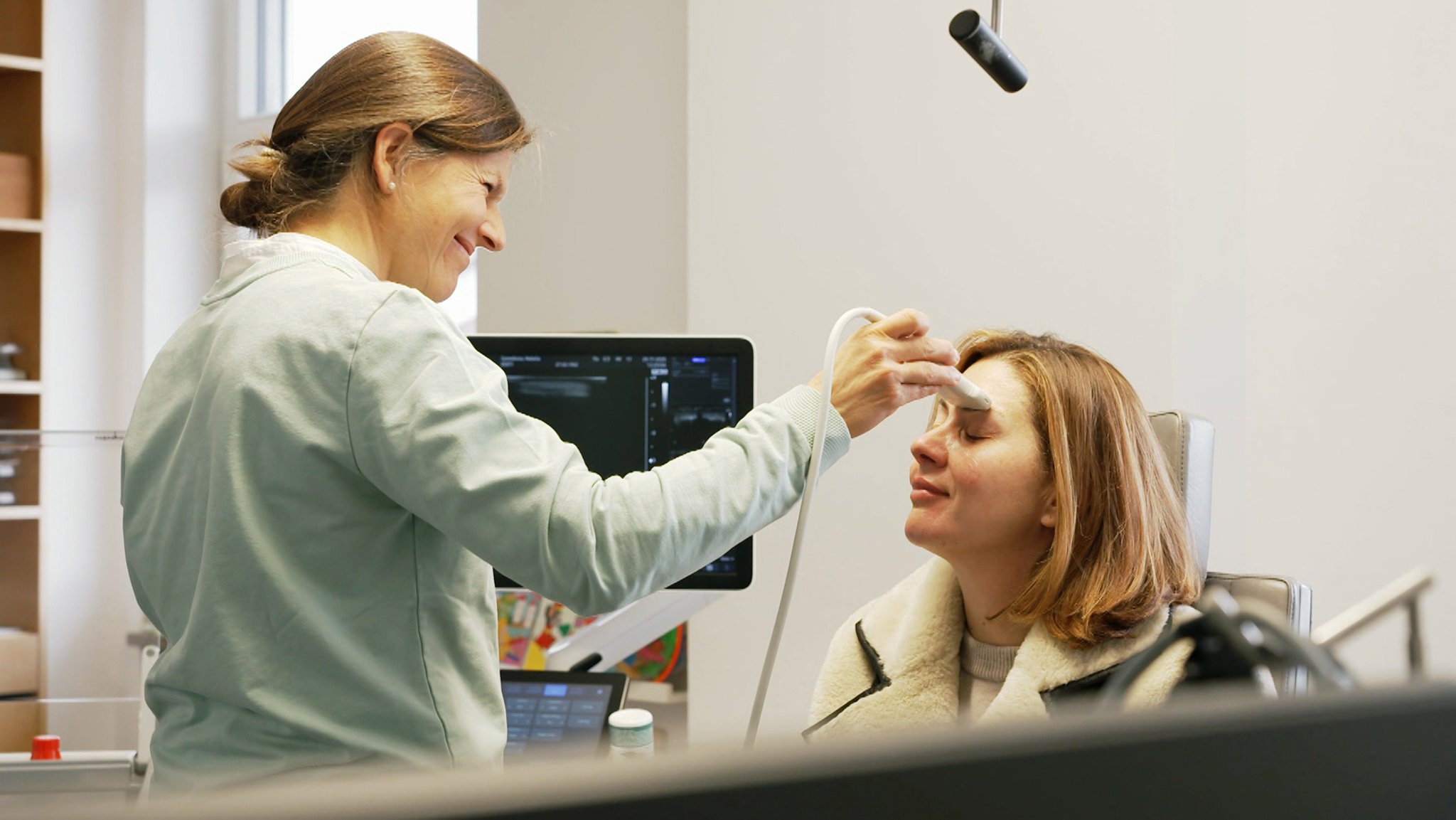 Eine exklusive BR-Auswertung von Daten der Betriebskrankenkassen (BKK) zeigt, welche Krankheiten den Krankenstand bestimmen - und in welchen Regionen Bayerns sich besonders häufig Menschen krankmelden. Eine Datenanalyse. 