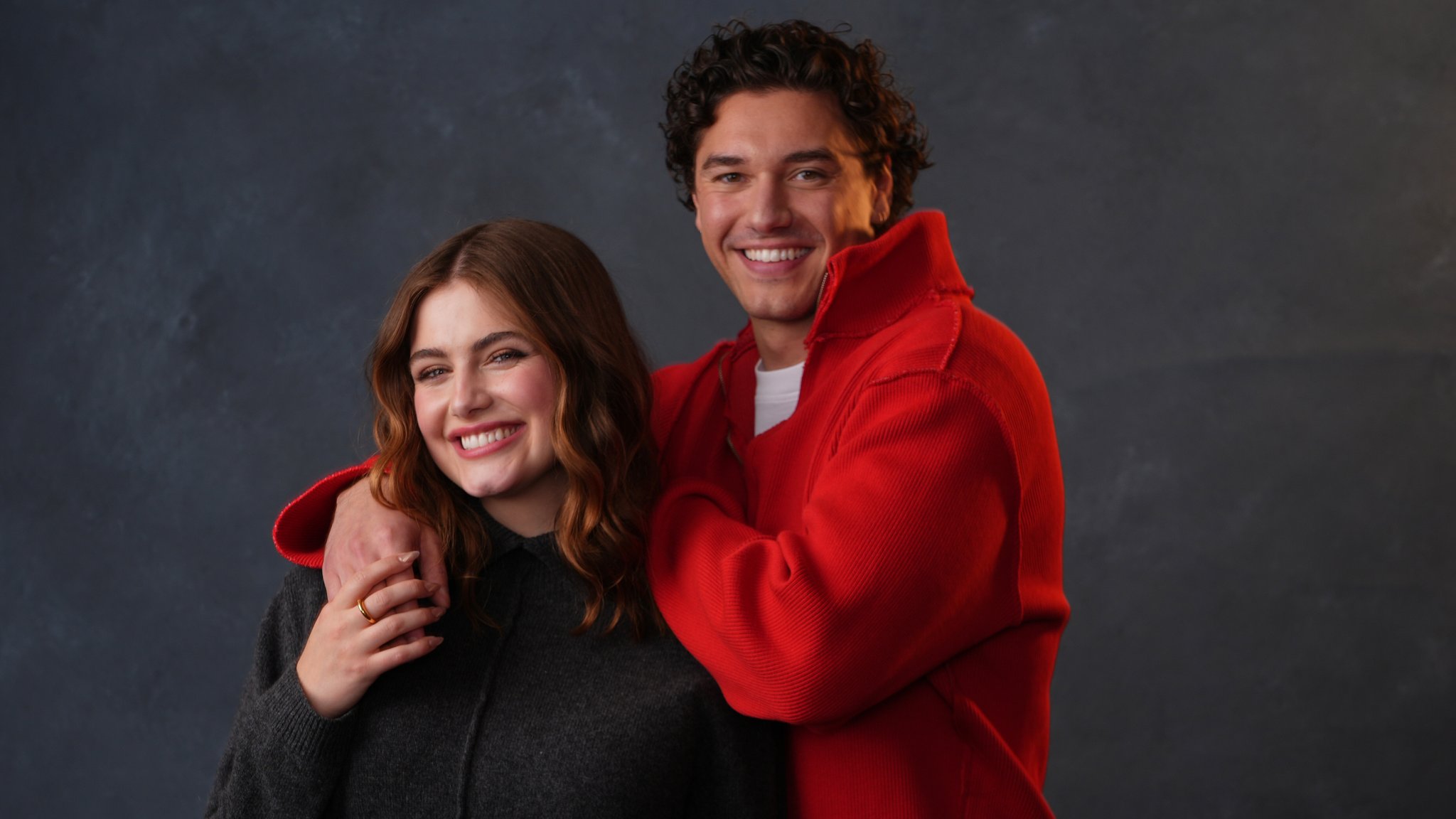 Auf dem Bild sind die beiden Hauptdarsteller Ella Bright (links) und Belmont Cameli (rechts) zu sehen, wie sie sich den Arm umlegen. | Bild: picture alliance / Invision | Chris Pizzello Auf dem Bild sind die beiden Hauptdarsteller Ella Bright (links) und Belmont Cameli (rechts) zu sehen, wie sie sich den Arm umlegen.