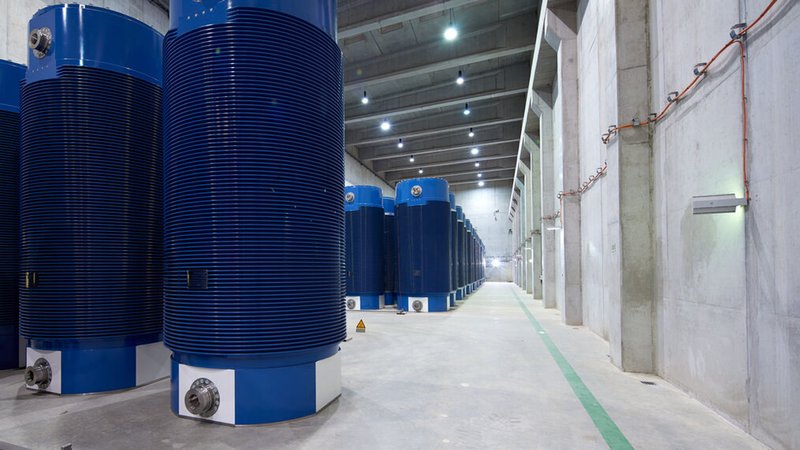 06.08.2019, Bayern, Gundremmingen: Castor-Behälter stehen in dem Brennelemente-Zwischenlager im schwäbischen Gundremmingen. Der Bayerische Verwaltungsgerichtshof (VGH) muss sich ein weiteres Mal mit der Sicherheit des Atommülllagers befassen. Am Donnerstag (7.12.2023) verhandeln die Münchner Richter Klagen von Grundstückseigentümern aus der Umgebung des Kernkraftwerks im schwäbischen Landkreis Günzburg. (zu dpa: «Erneut Klage gegen Atommüll-Zwischenlager in Gundremmingen») Foto: Christopher Mick/BGZ/dpa - ACHTUNG: Nur zur redaktionellen Verwendung im Zusammenhang mit der aktuellen Berichterstattung und nur mit vollständiger Nennung des vorstehenden Credits +++ dpa-Bildfunk +++ | Bild: dpa-Bildfunk/Christopher Mick 06.08.2019, Bayern, Gundremmingen: Castor-Behälter stehen in dem Brennelemente-Zwischenlager im schwäbischen Gundremmingen. Der Bayerische Verwaltungsgerichtshof (VGH) muss sich ein weiteres Mal mit der Sicherheit des Atommülllagers befassen. Am Donnerstag (7.12.2023) verhandeln die Münchner Richter Klagen von Grundstückseigentümern aus der Umgebung des Kernkraftwerks im schwäbischen Landkreis Günzburg. (zu dpa: «Erneut Klage gegen Atommüll-Zwischenlager in Gundremmingen») Foto: Christopher Mick/BGZ/dpa - ACHTUNG: Nur zur redaktionellen Verwendung im Zusammenhang mit der aktuellen Berichterstattung und nur mit vollständiger Nennung des vorstehenden Credits +++ dpa-Bildfunk +++