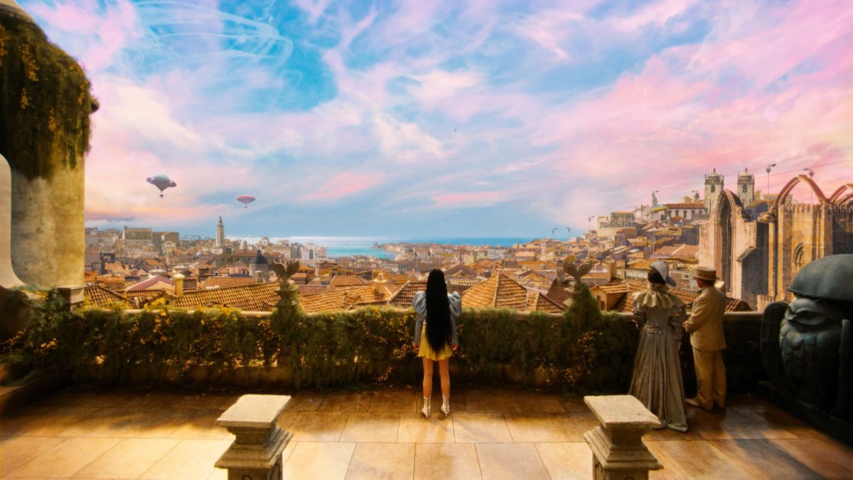 Man sieht eine kulissenhafte Stadtansicht von Lissabon. Eine Szene aus "Poor Things"