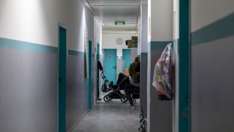 Mehrere Personen im Gang vor der Sozialberatung in einem Ankerzentrum. | Bild: BR/Raphael Kast Mehrere Personen im Gang vor der Sozialberatung in einem Ankerzentrum.