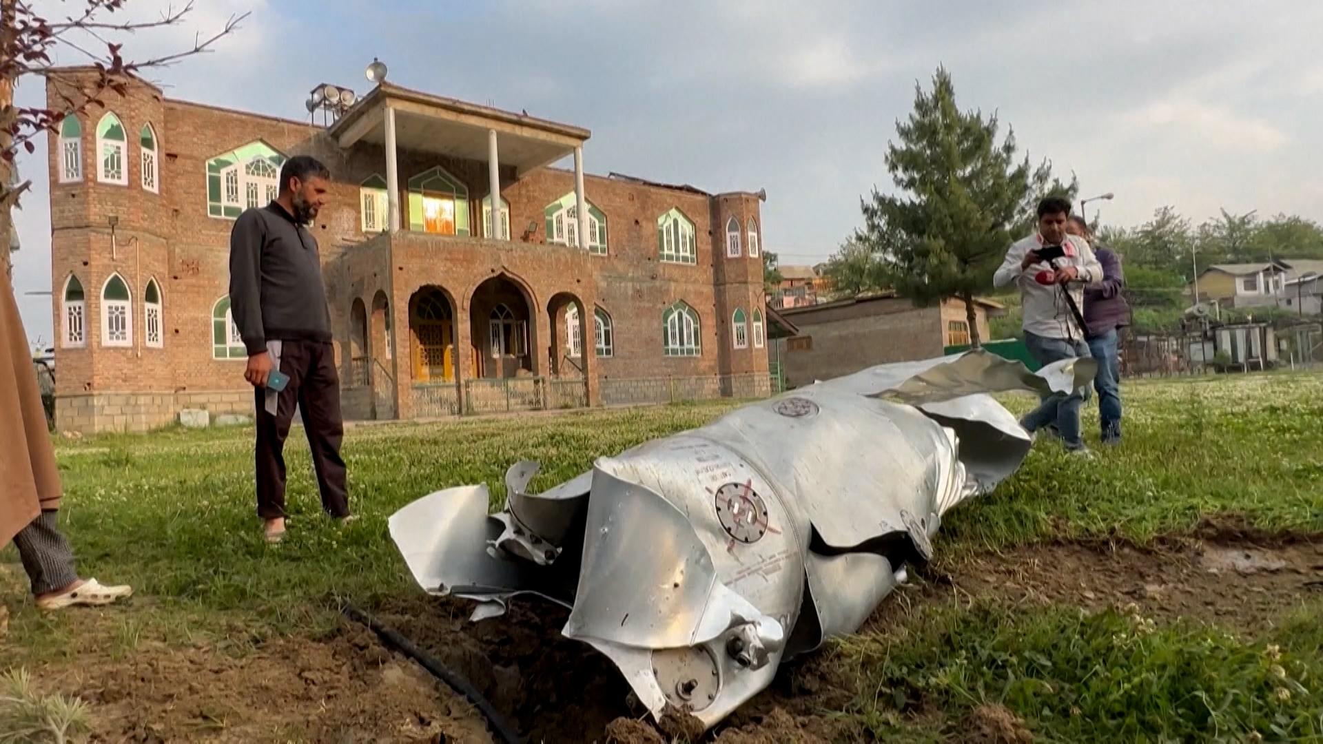 Das indische Militär hat nach eigenen Angaben Stellungen von Terroristen in Pakistan bombardiert. Laut Pakistan wurden 31 Menschen getötet. 