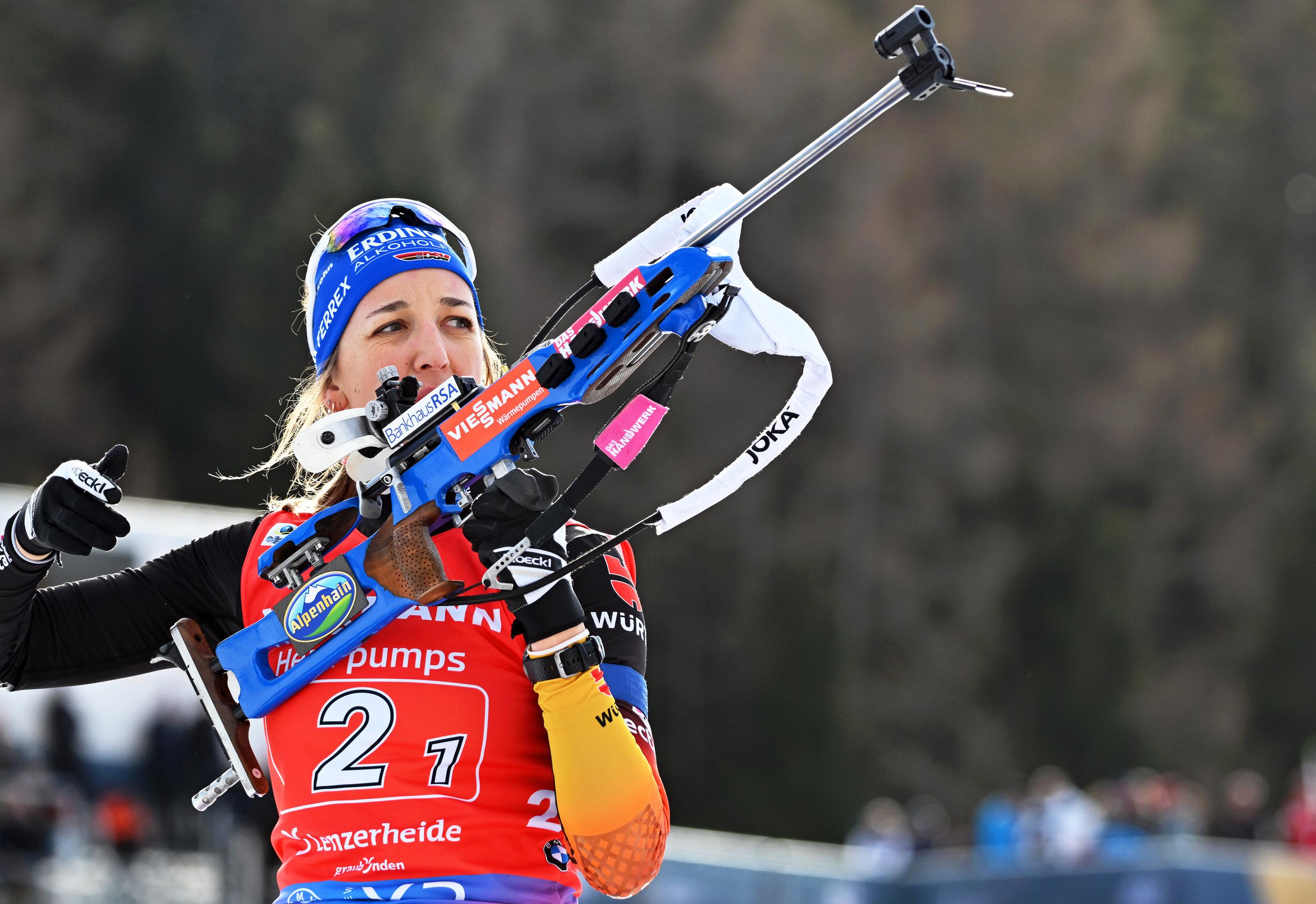 20.02.2025, Schweiz, Lenzerheide: Biathlon: Weltmeisterschaft, Einzel-Staffel, Mixed, Franziska Preuß aus Deutschland steht beim Anschießen am Schießstand vor dem Wettbewerb. Foto: Martin Schutt/dpa +++ dpa-Bildfunk +++