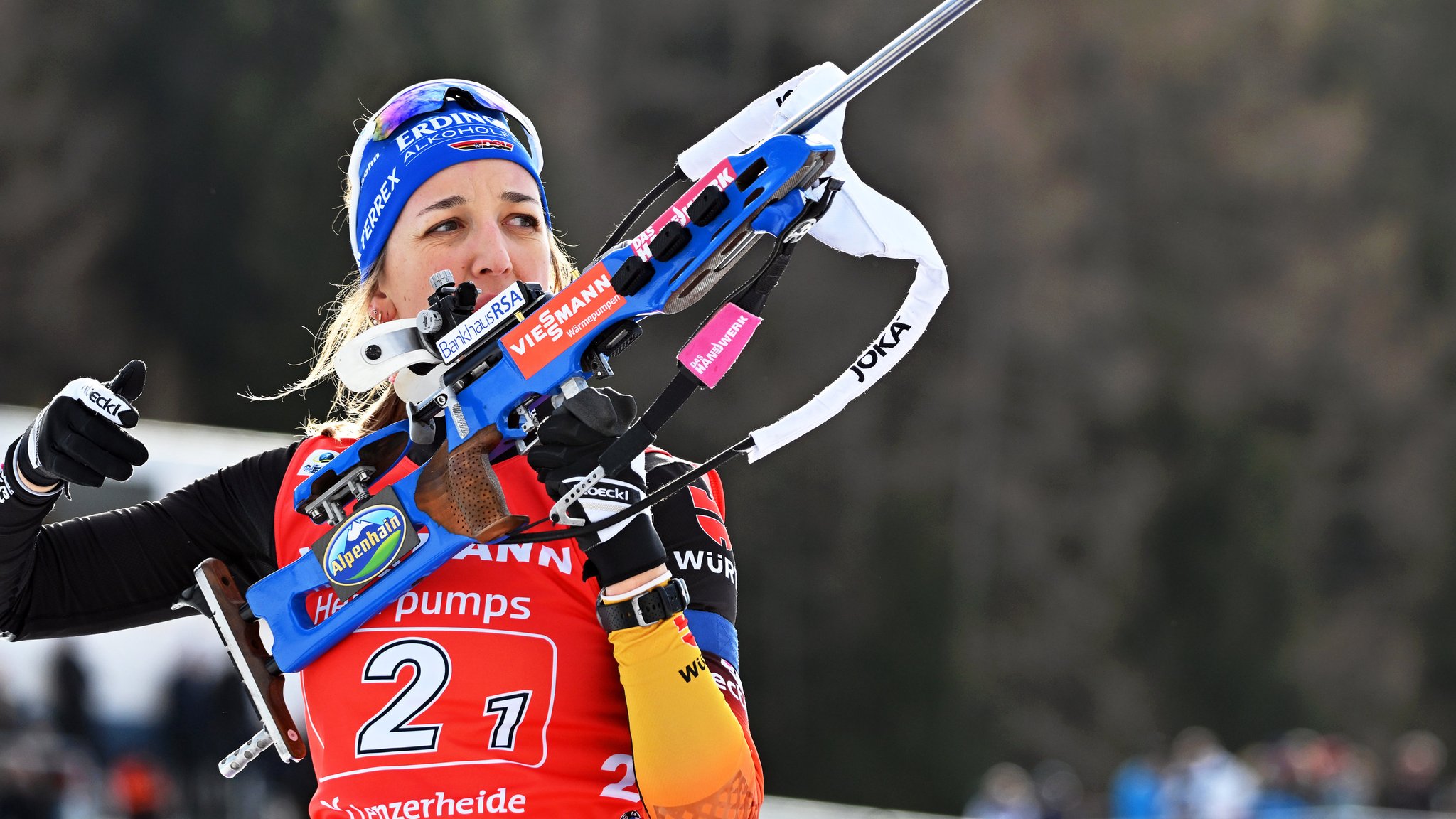 20.02.2025, Schweiz, Lenzerheide: Biathlon: Weltmeisterschaft, Einzel-Staffel, Mixed, Franziska Preuß aus Deutschland steht beim Anschießen am Schießstand vor dem Wettbewerb. Foto: Martin Schutt/dpa +++ dpa-Bildfunk +++