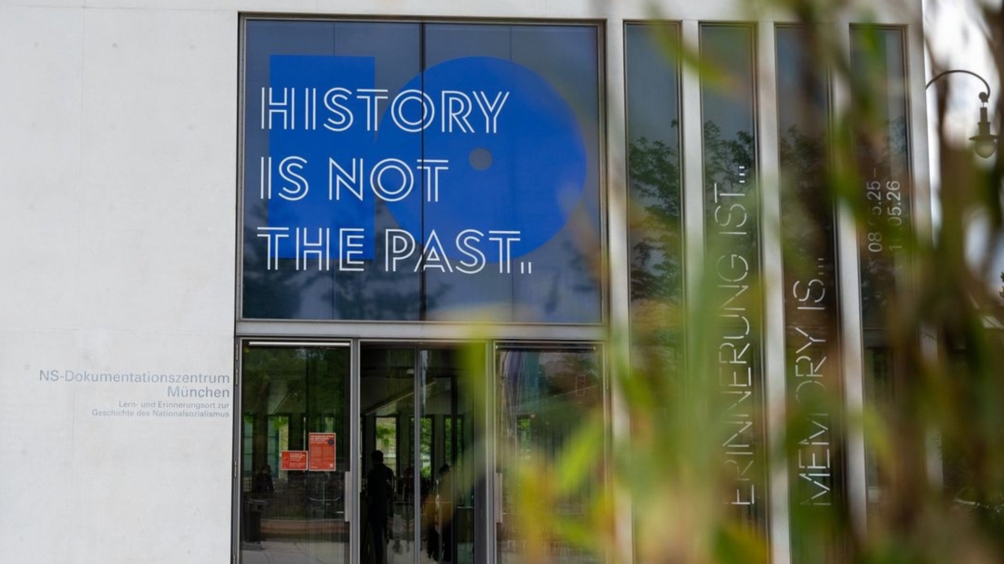 Dokuzentrum von außen mit dem Schriftzug History is not the past | Bild: dpa-Bildfunk/Leonie Asendorpf Dokuzentrum von außen mit dem Schriftzug History is not the past