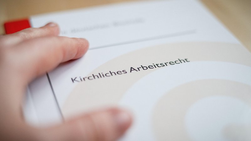 Kirchliches Arbeitsrecht | Bild: picture alliance / KNA | Julia Steinbrecht Kirchliches Arbeitsrecht