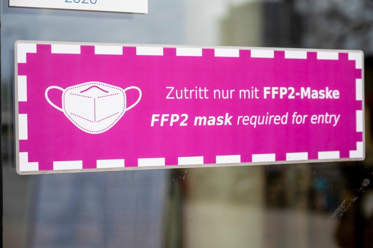 Schild weist auf FFP2-Masken-Pflicht hin