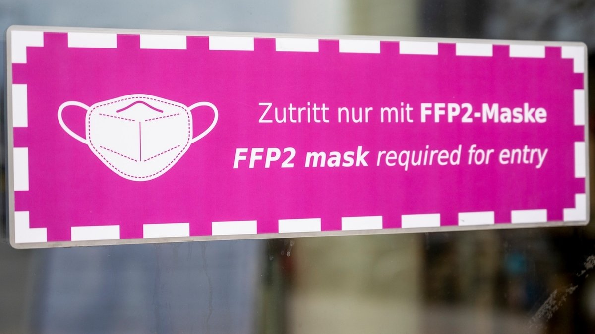 Schild weist auf FFP2-Masken-Pflicht hin