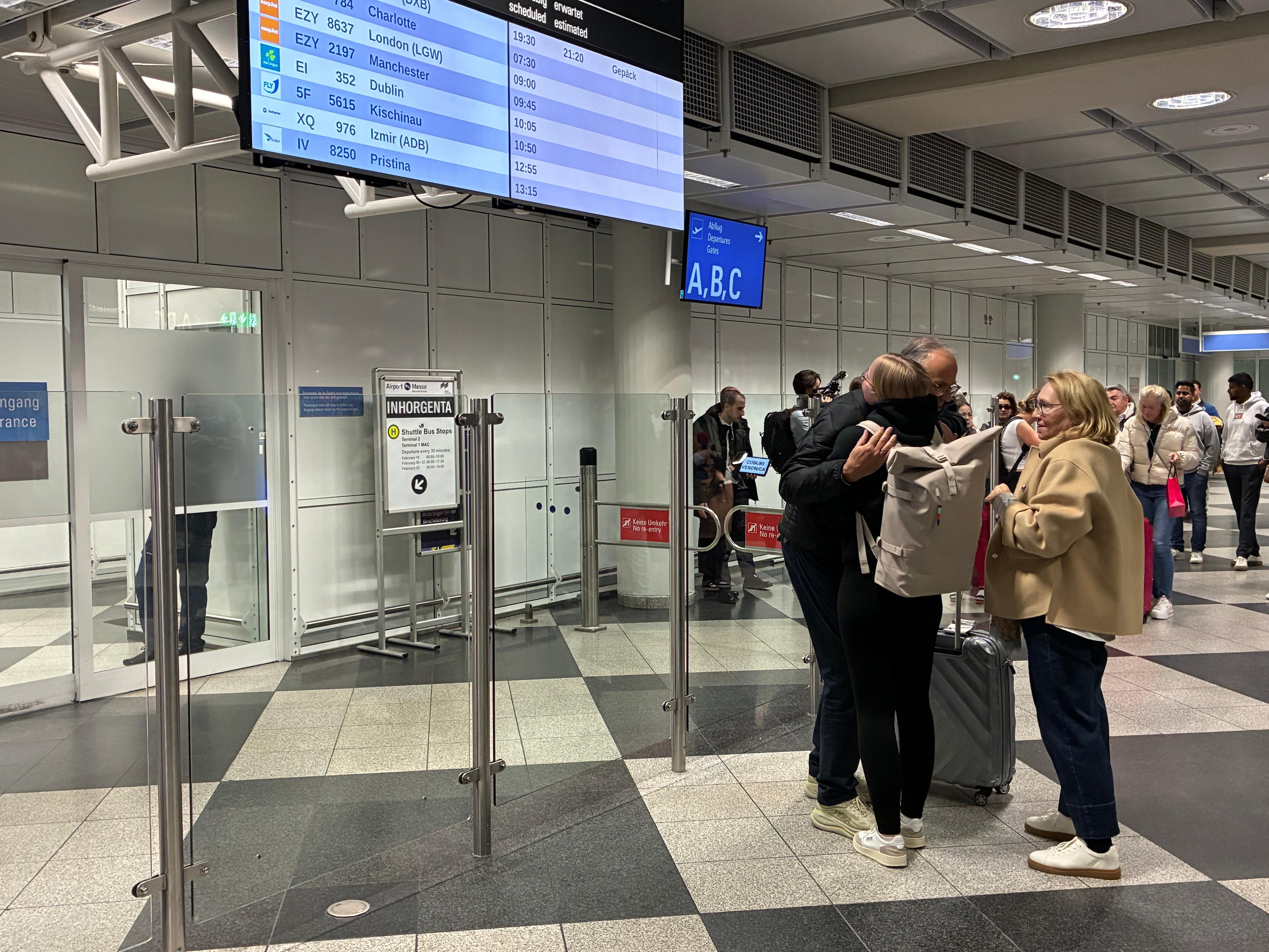Am Flughafen München werden Passagiere begrüßt, die aus dem Nahen Osten zurückgekehrt sind.