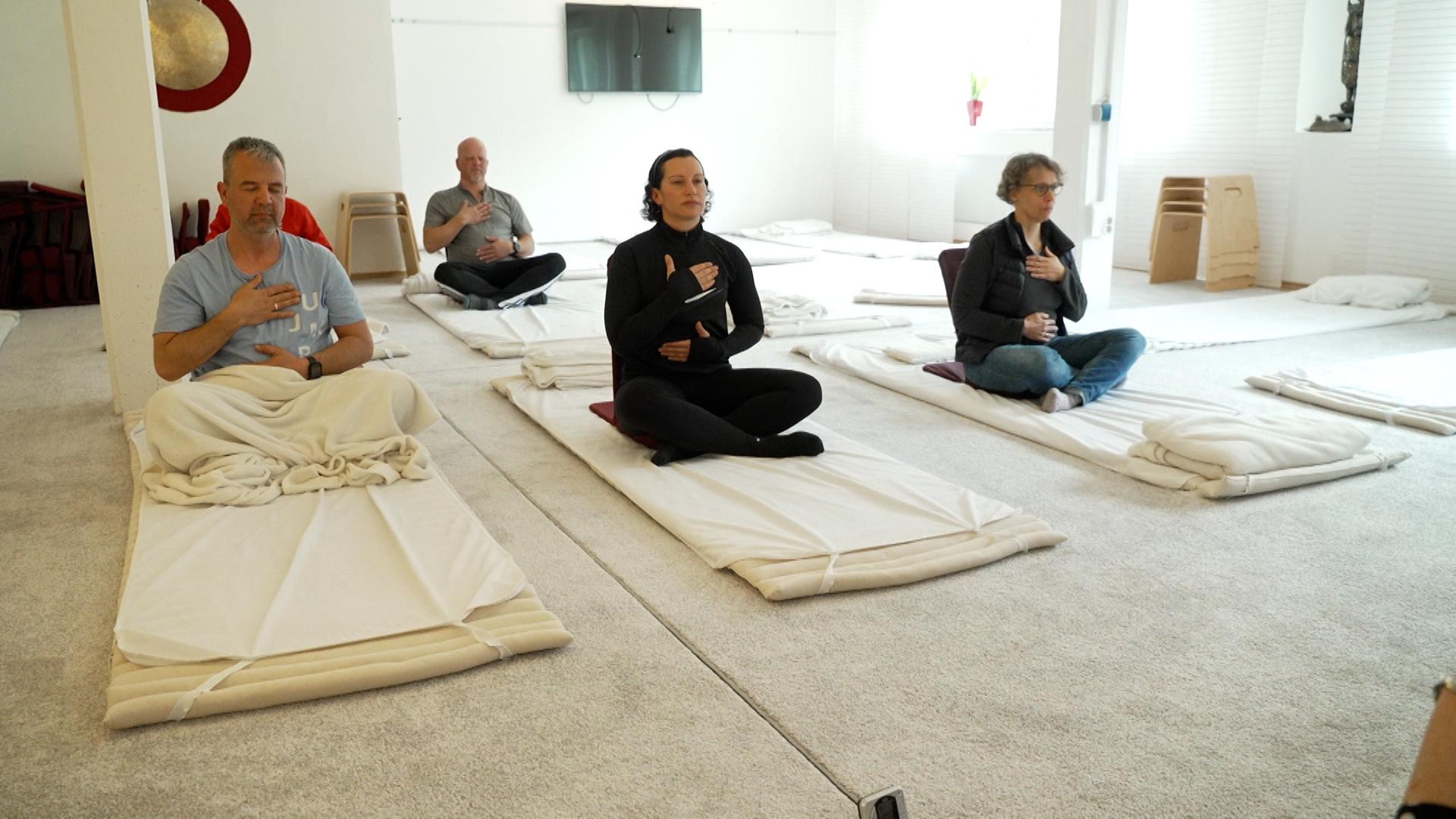 Menschen auf Yoga-Matten