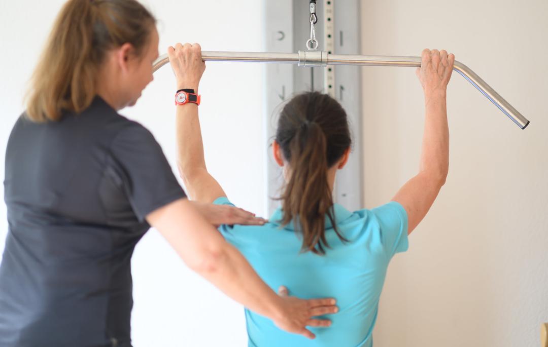 Krankengymnastik für den Schulterbereich wird in einer Physiotherapie durchgeführt.