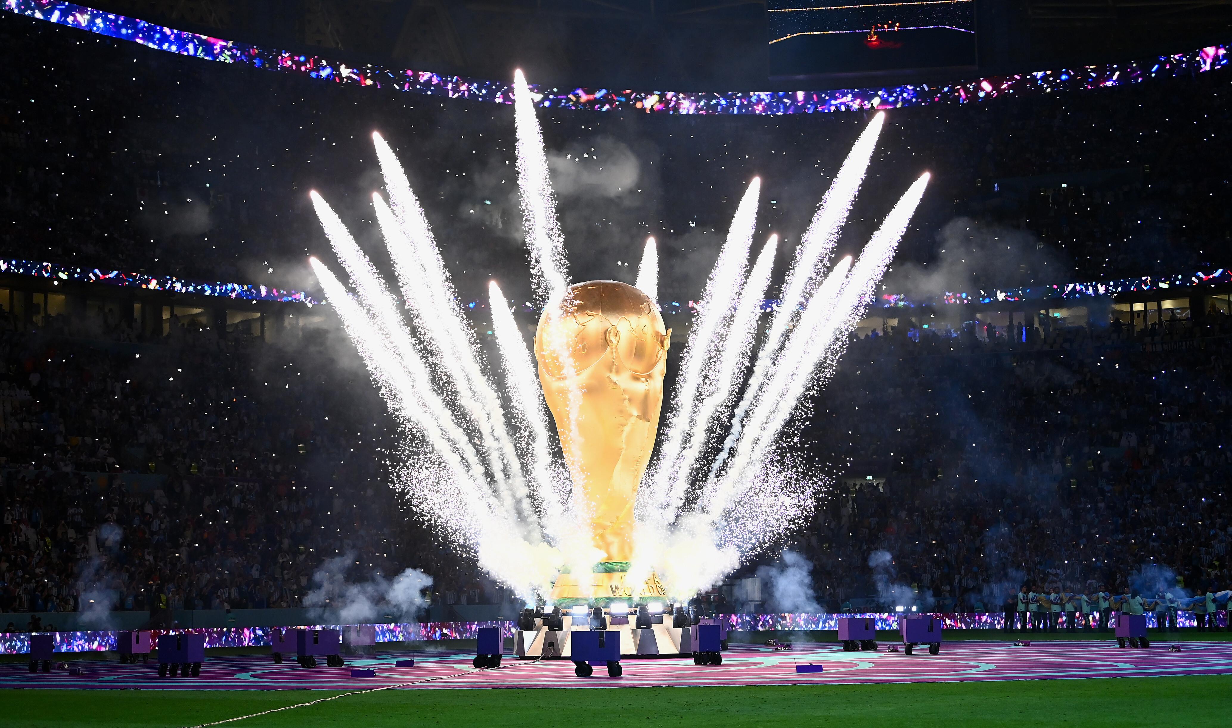 Archivbild: Der gigantische WM-Pokal bei der Eröffnungsshow im Lusail Stadion.