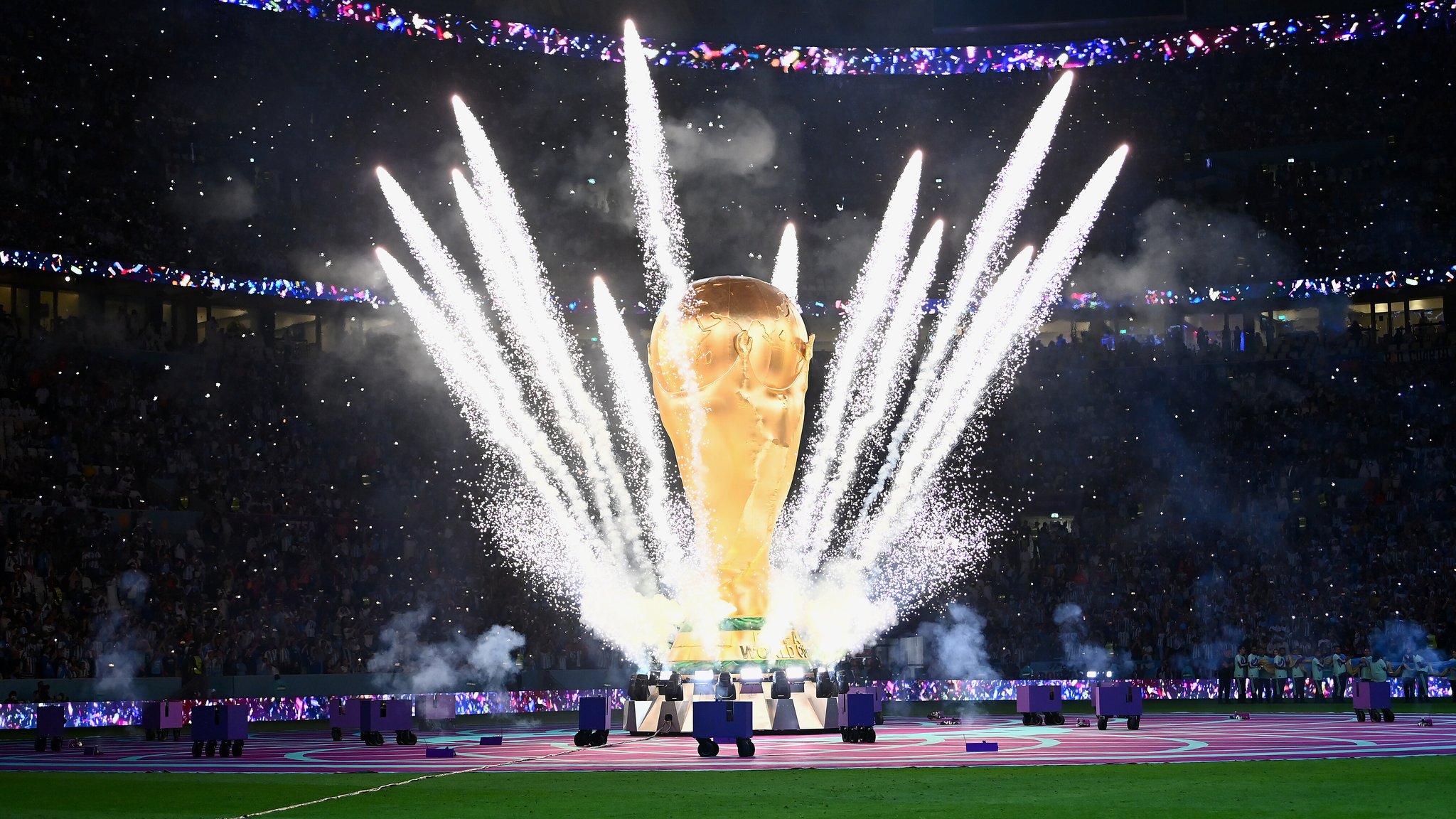 Archivbild: Der gigantische WM-Pokal bei der Eröffnungsshow im Lusail Stadion.