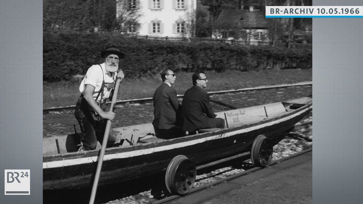 Bootfahrer transportiert Passagiere in einem Boot, das auf Bahngleisen rollt