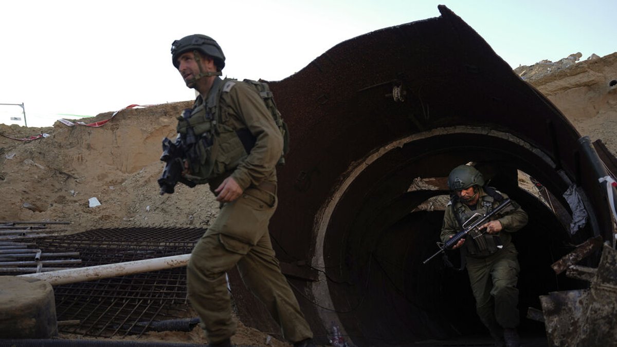 15.12.2023, Palästinensische Gebiete, Gaza: Israelische Soldaten verlassen einen Tunnel, der nach Angaben des Militärs von militanten Hamas-Kämpfern für den Angriff auf den Grenzübergang Erez im nördlichen Gazastreifen genutzt wurde. Foto: Ariel Schalit/AP/dpa +++ dpa-Bildfunk +++