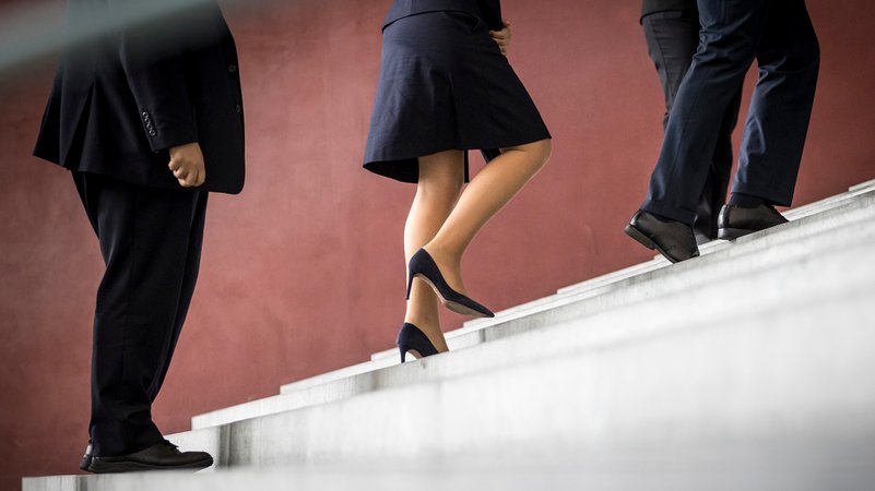 Zwei Männer und eine Frau steigen eine Treppe hinauf, die Köpfe sind nicht zu sehen. (Symbolbild) | Bild: picture alliance / photothek.de | Thomas Koehler Zwei Männer und eine Frau steigen eine Treppe hinauf, die Köpfe sind nicht zu sehen. (Symbolbild)
