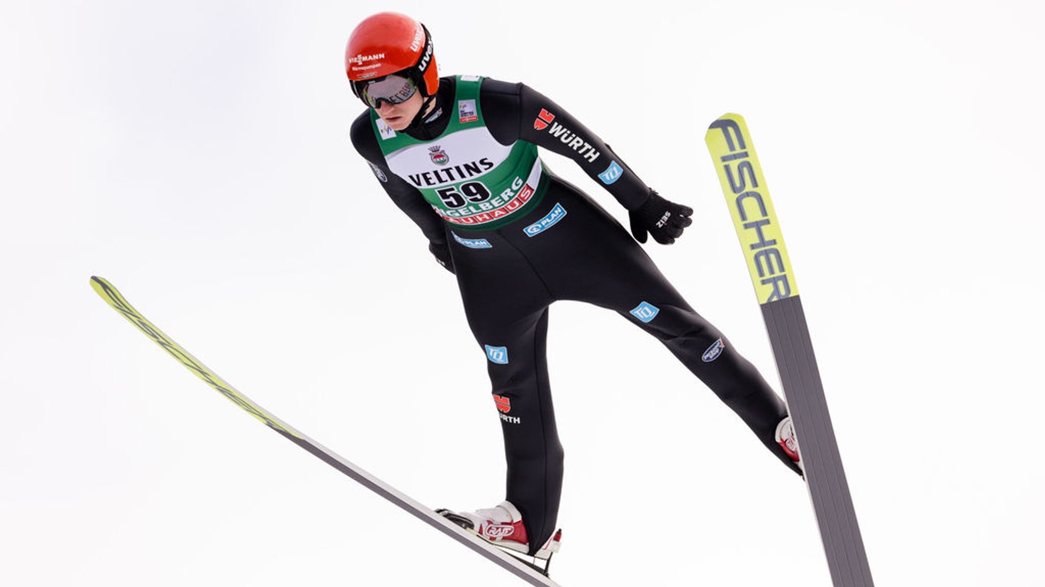 15.12.2023, Schweiz, Engelberg: Ski nordisch/Skispringen: Weltcup, Großschanze, Herren, Qualifikation: Karl Geiger aus Deutschland in Aktion. Foto: Philipp Schmidli/KEYSTONE/dpa +++ dpa-Bildfunk +++