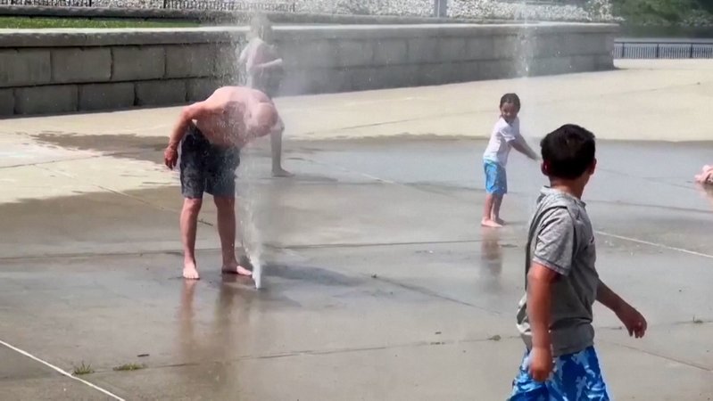 Menschen suchen in einem Springbrunnen Abkühlung | Bild: Reuters Menschen suchen in einem Springbrunnen Abkühlung