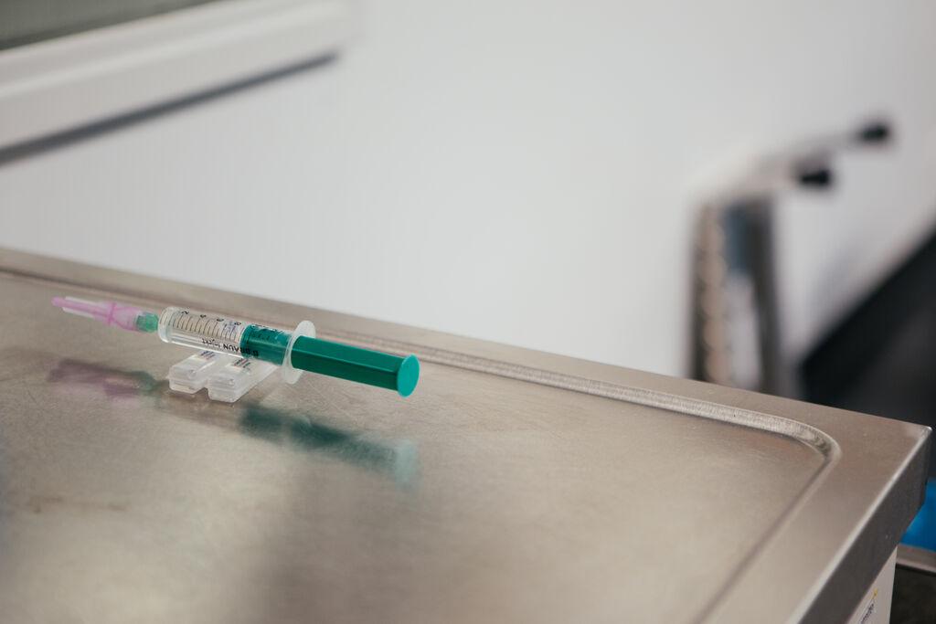 Eine Spritze liegt im OP Raum bereit.