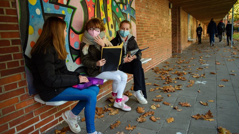 Schülerinnen mit Maske auf dem Pausenhof (Symbolbild)